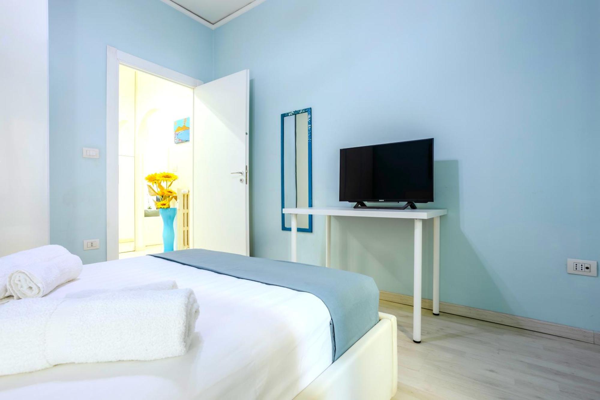 Apartment Hostly - Vittoria House - Near The Center With Private Parking Naples